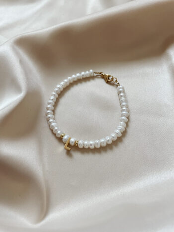 Náramek Initial pearl